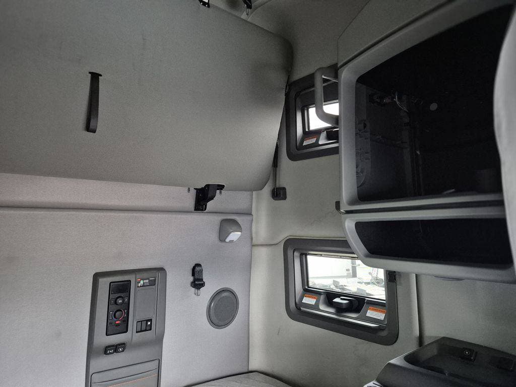 2023 Volvo VNL64T760 image 11