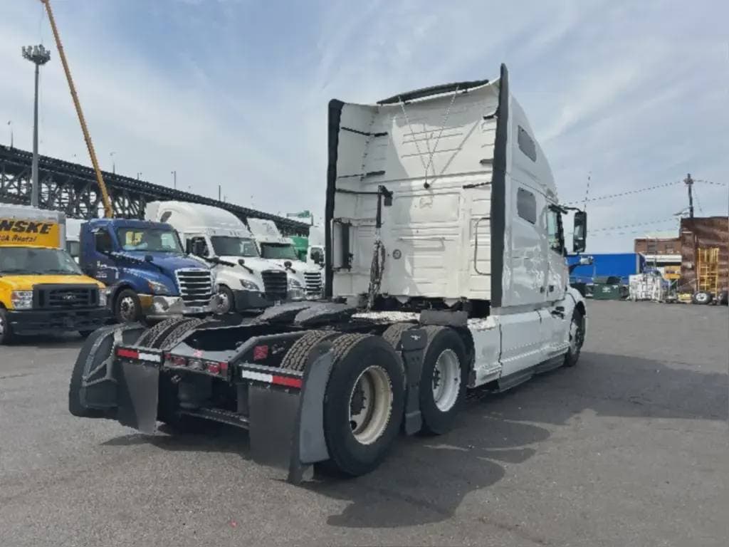 2022 Volvo VNL image 5