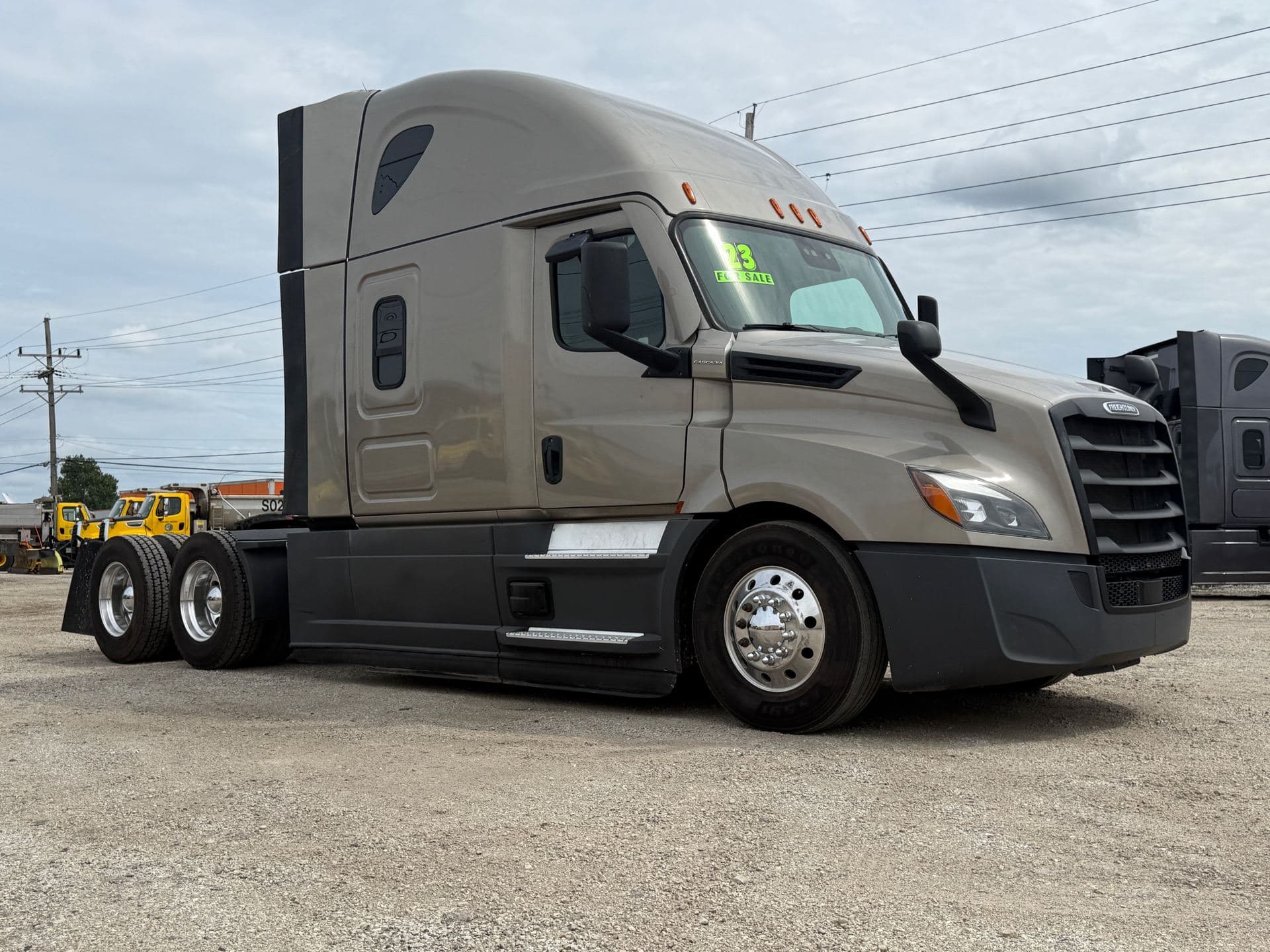 2023 Freightliner - 301k - 455HP - Virgin Tires! image 1
