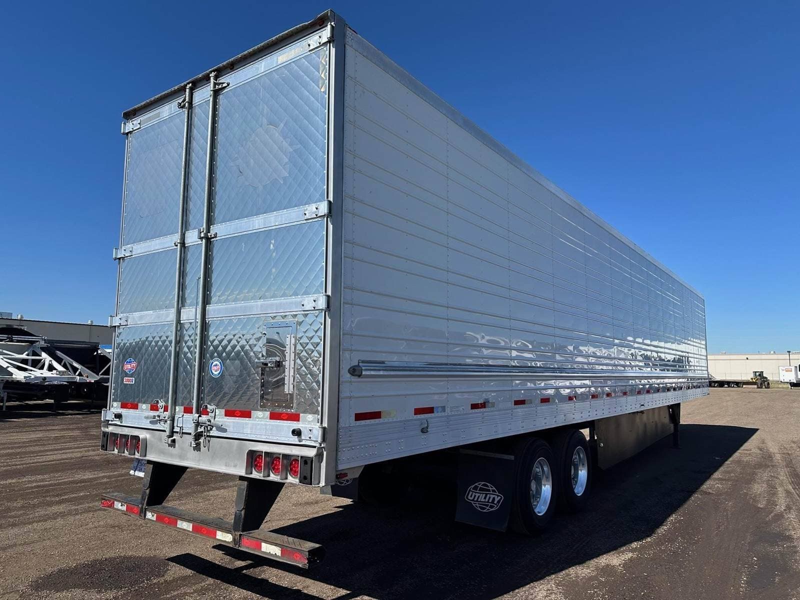 2023 Utility 3000R image 2