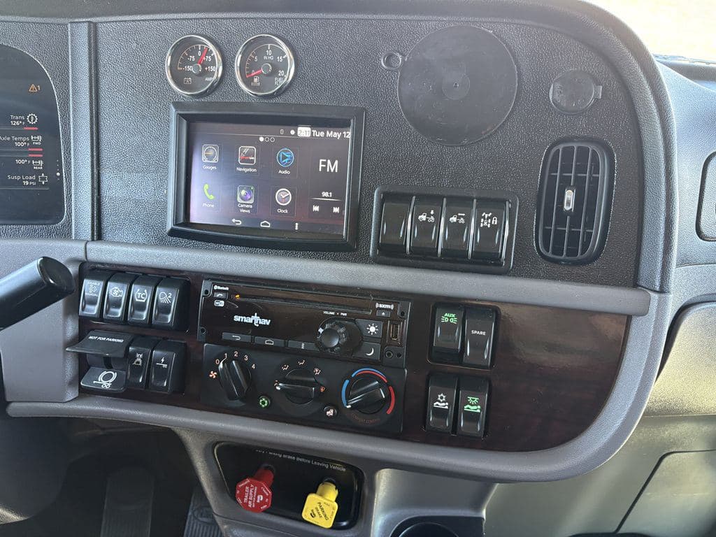Used 2024 PETERBILT 389 image 8