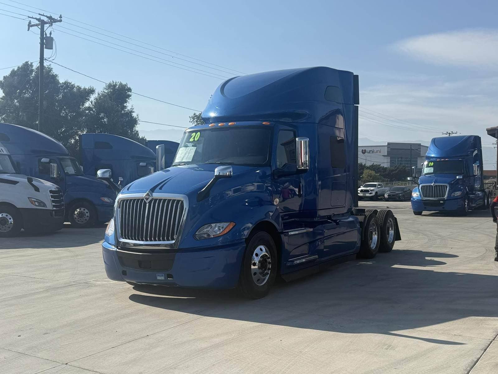 2020 International LT625 image 3