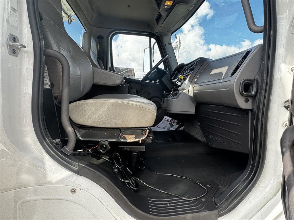 2017 Freightliner M2-106 image 57