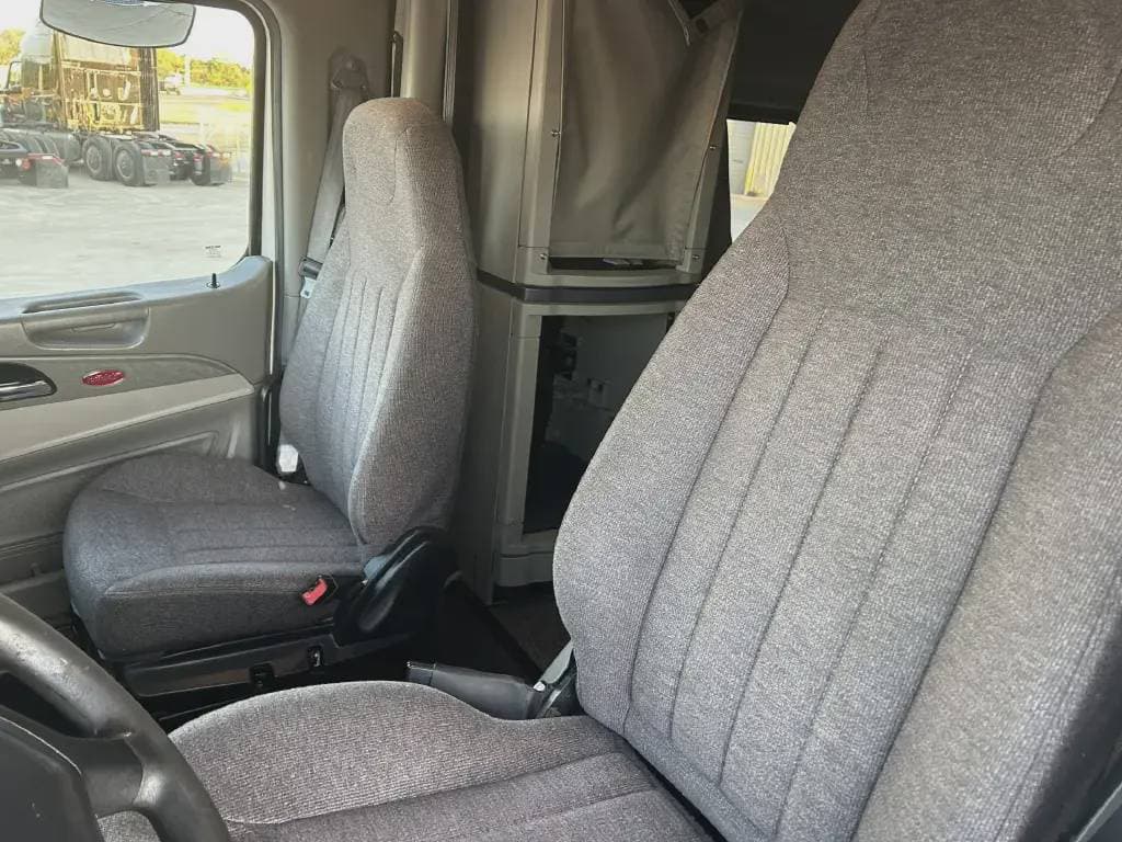 2022 Peterbilt 579 image 7