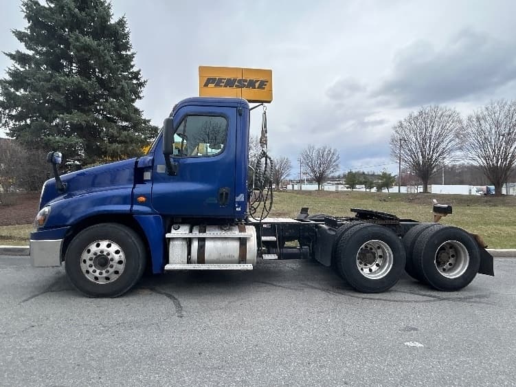Used 2018 FREIGHTLINER Conventional - Day Cab, Tractor - CASCADIA 125 image 5