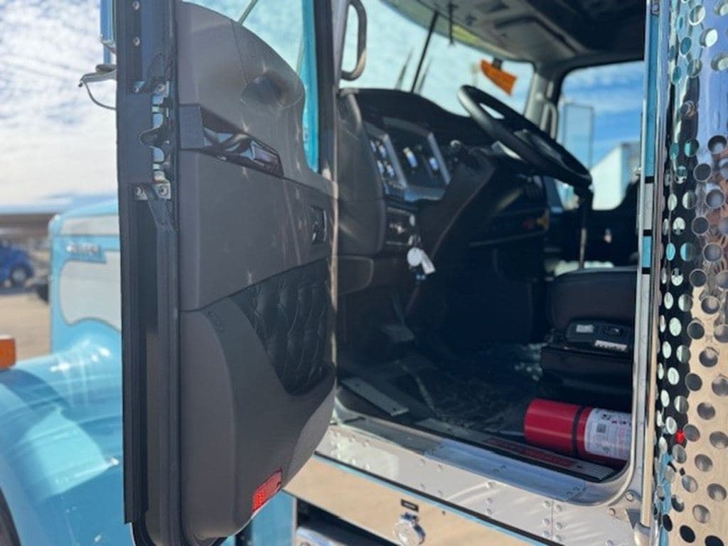 New 2026 KENWORTH W900L image 17