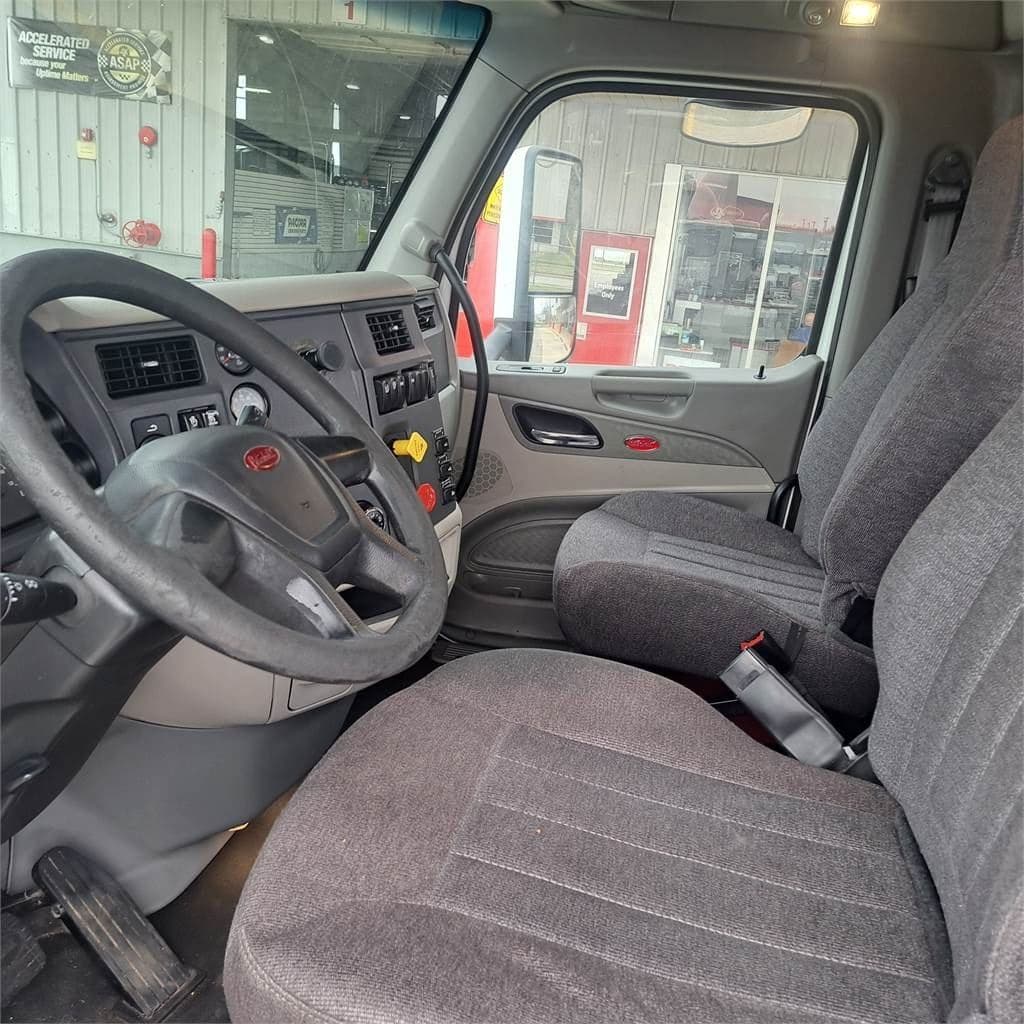 2019 Peterbilt 579 image 8