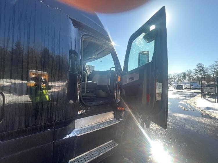 2019 Freightliner Cascadia 126 Sleeper Semi Truck - 72" Integral Sleeper, 455HP, 12 Speed Automatic image 7