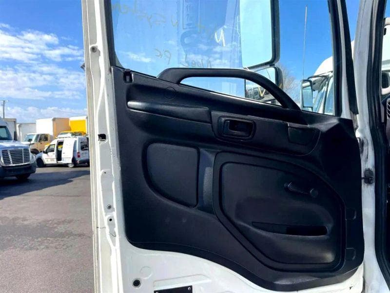 2015 Hino 268 image 16