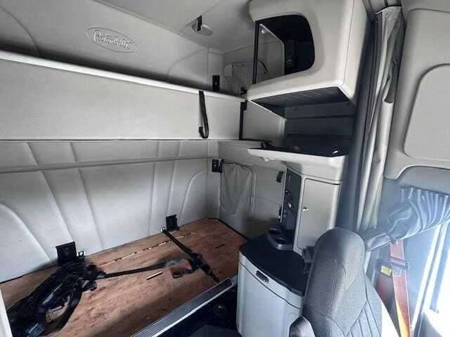 2021 Peterbilt 579 image 4