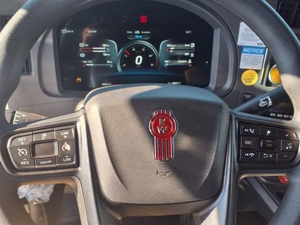 2025 Kenworth T880 image 16