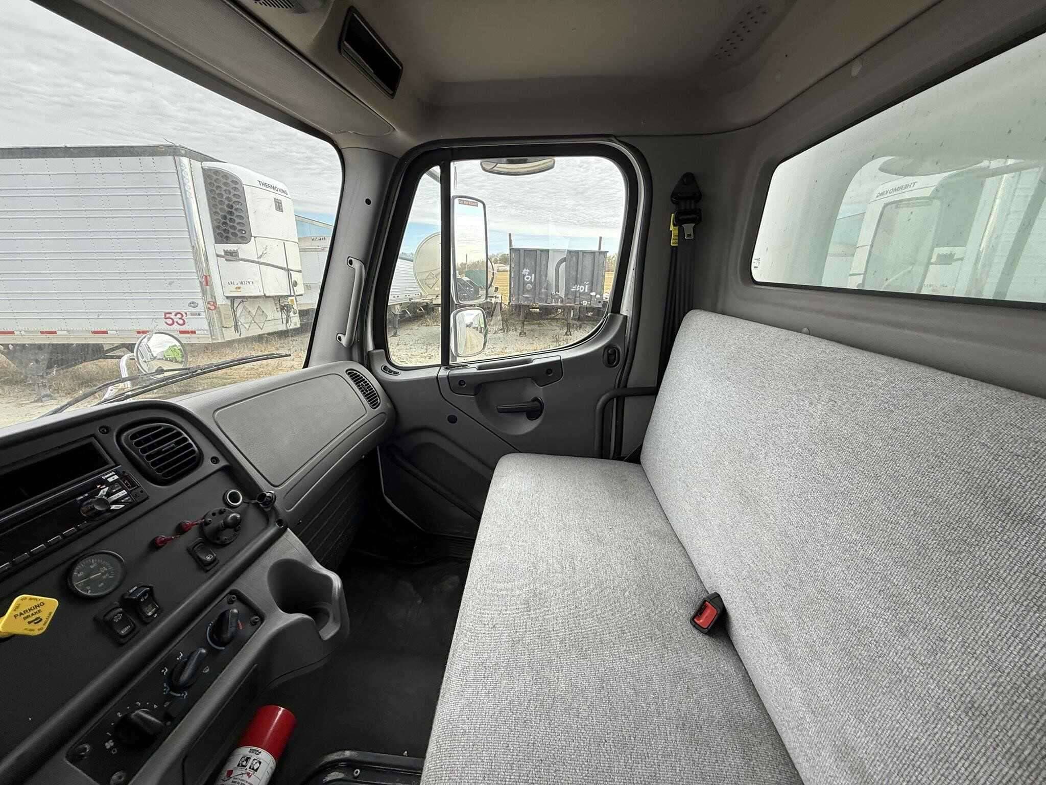 2021 Freightliner M2 image 8
