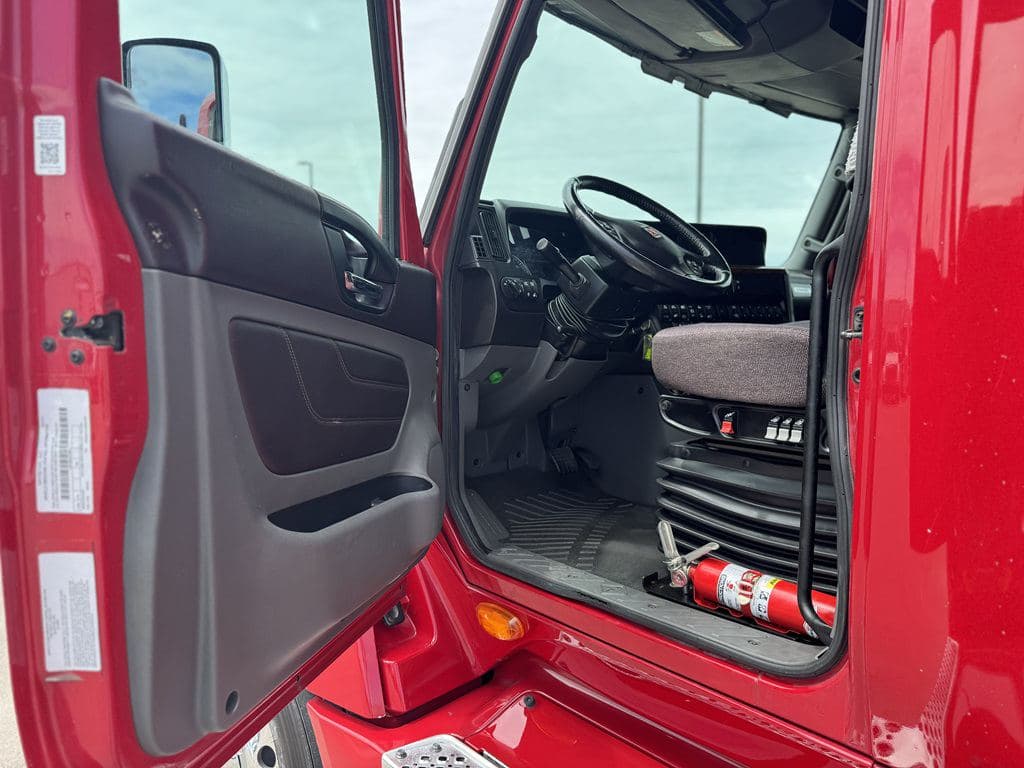 Used 2021 INTERNATIONAL LT625 image 14