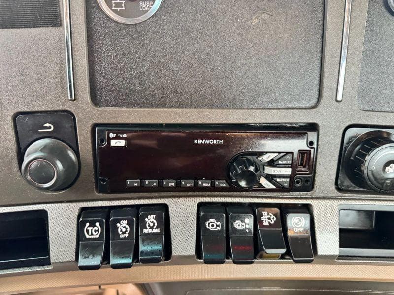 2015 Kenworth T880 image 29