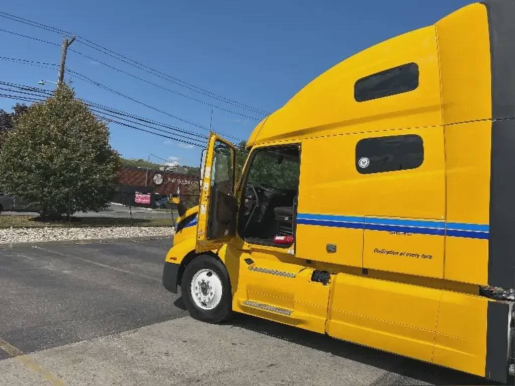 2022 Volvo VNL image 6