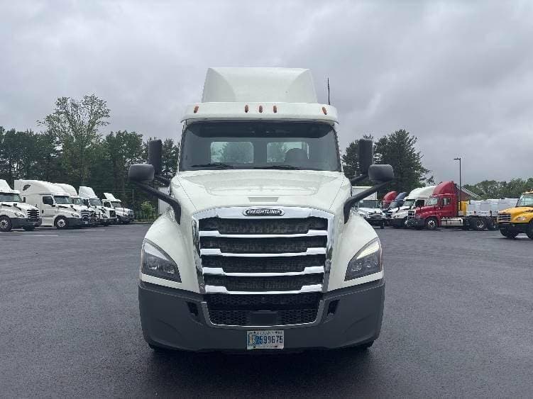 2018 Freightliner Cascadia image 3