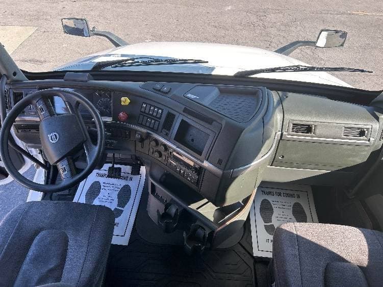 2022 Volvo VNL image 8
