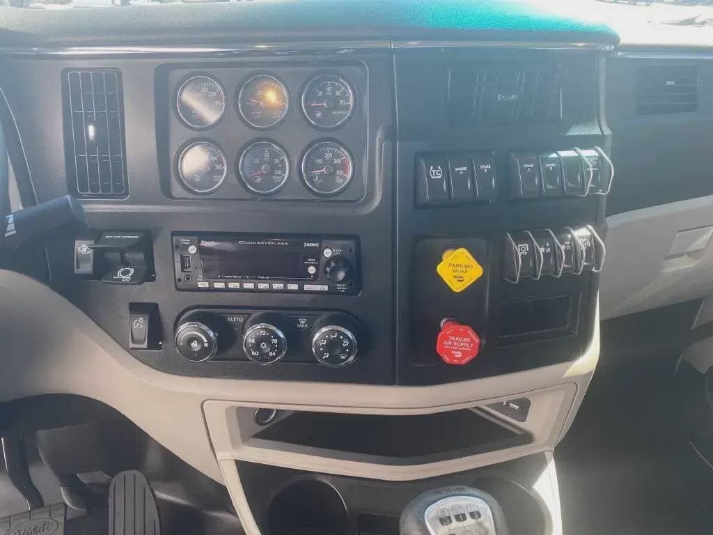 2025 Peterbilt 589 image 2