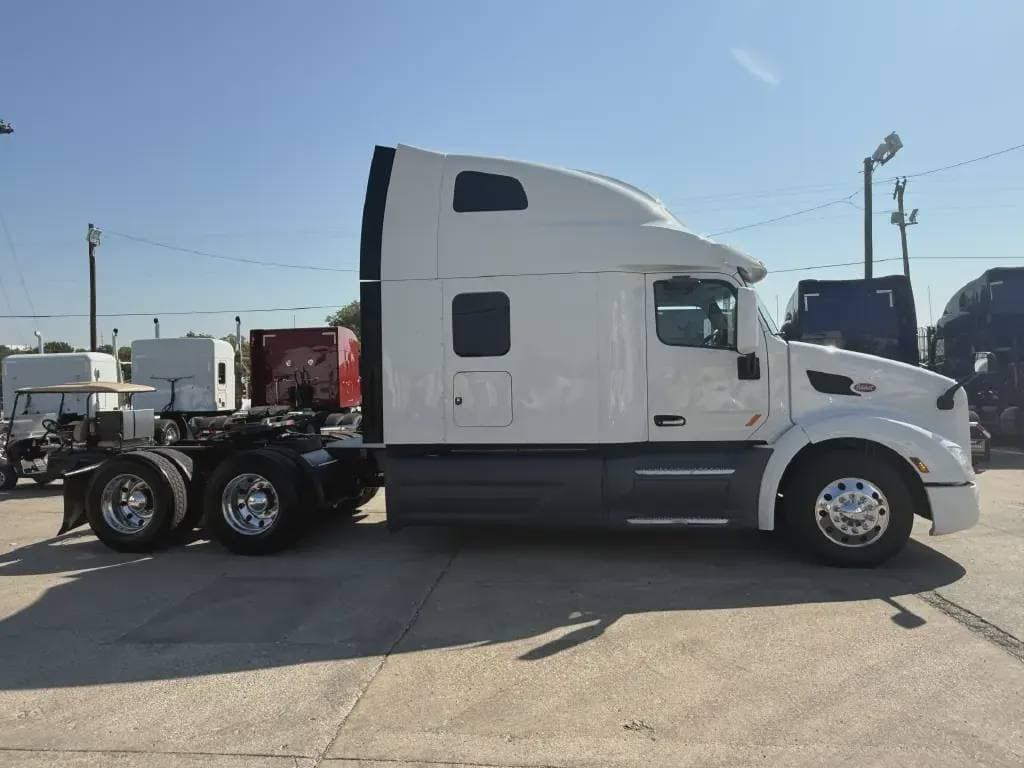 2022 Peterbilt 579 image 3