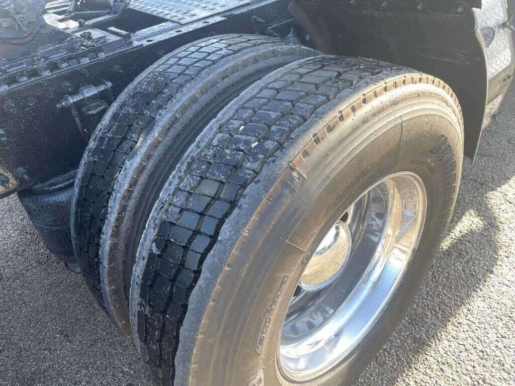 2020 Volvo VNL image 11