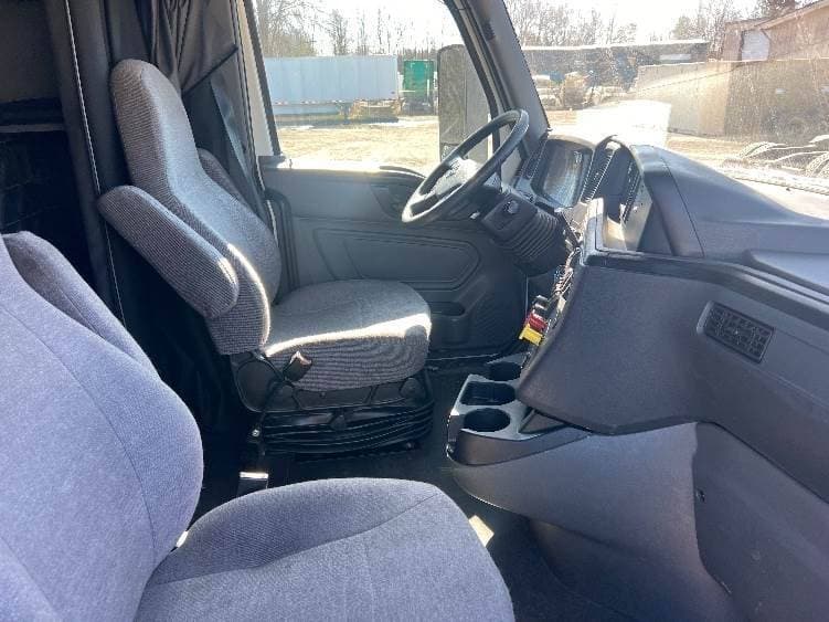 2022 International LT625 image 9