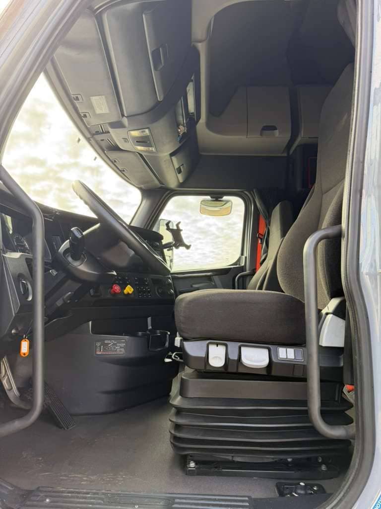 2024 Freightliner Cascadia image 10