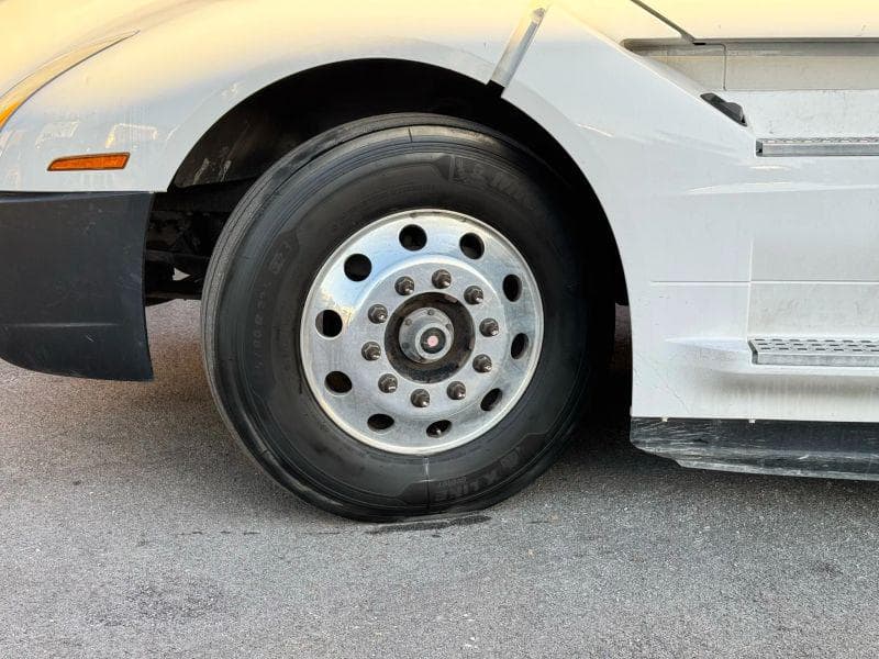 2020 Volvo VNL image 11