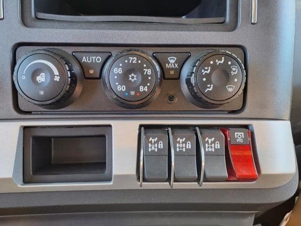 2025 Kenworth T880 image 21