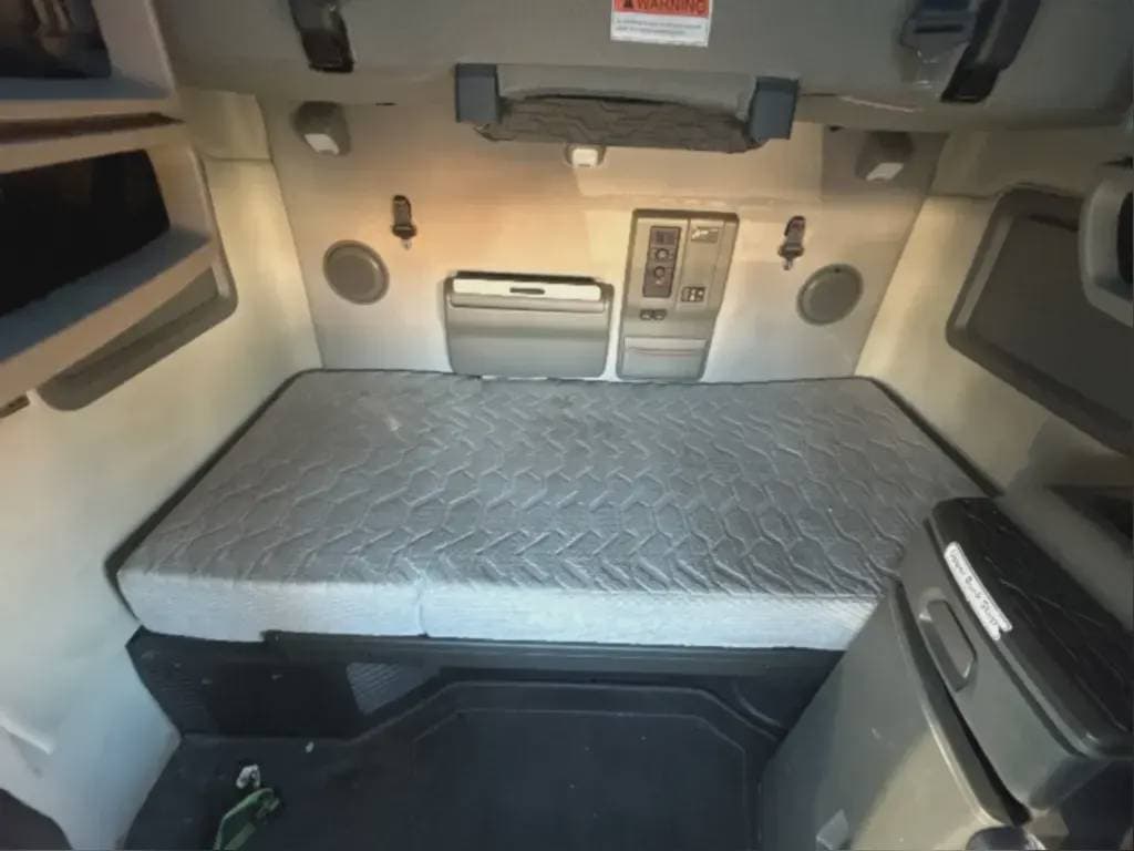 2022 Volvo VNL image 8