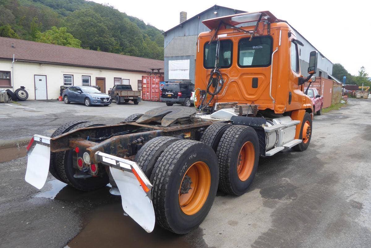 Used 2016 FREIGHTLINER Conventional - Day Cab - CASCADIA 125 image 4