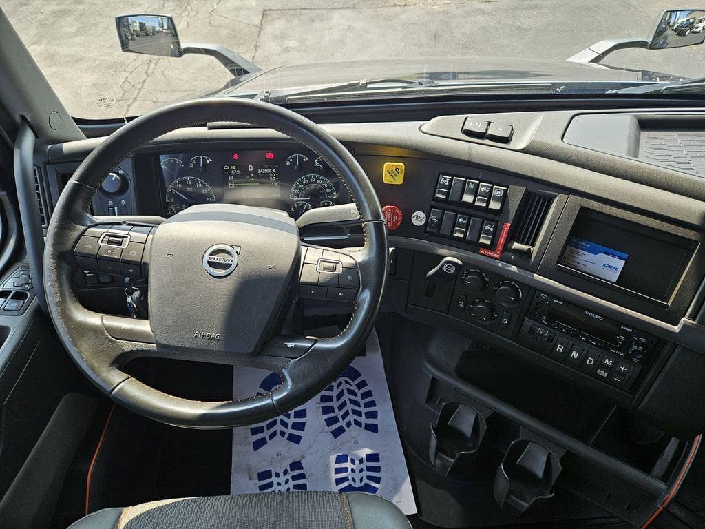 2023 Volvo VNL image 12