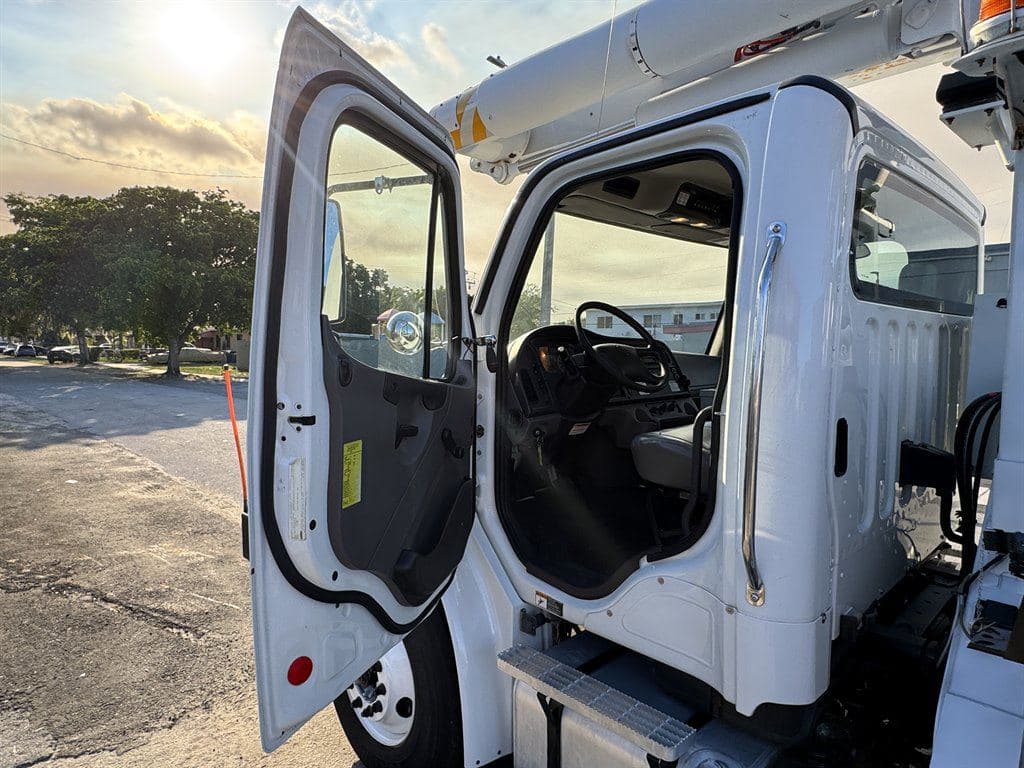 2015 Freightliner M2 106 image 59