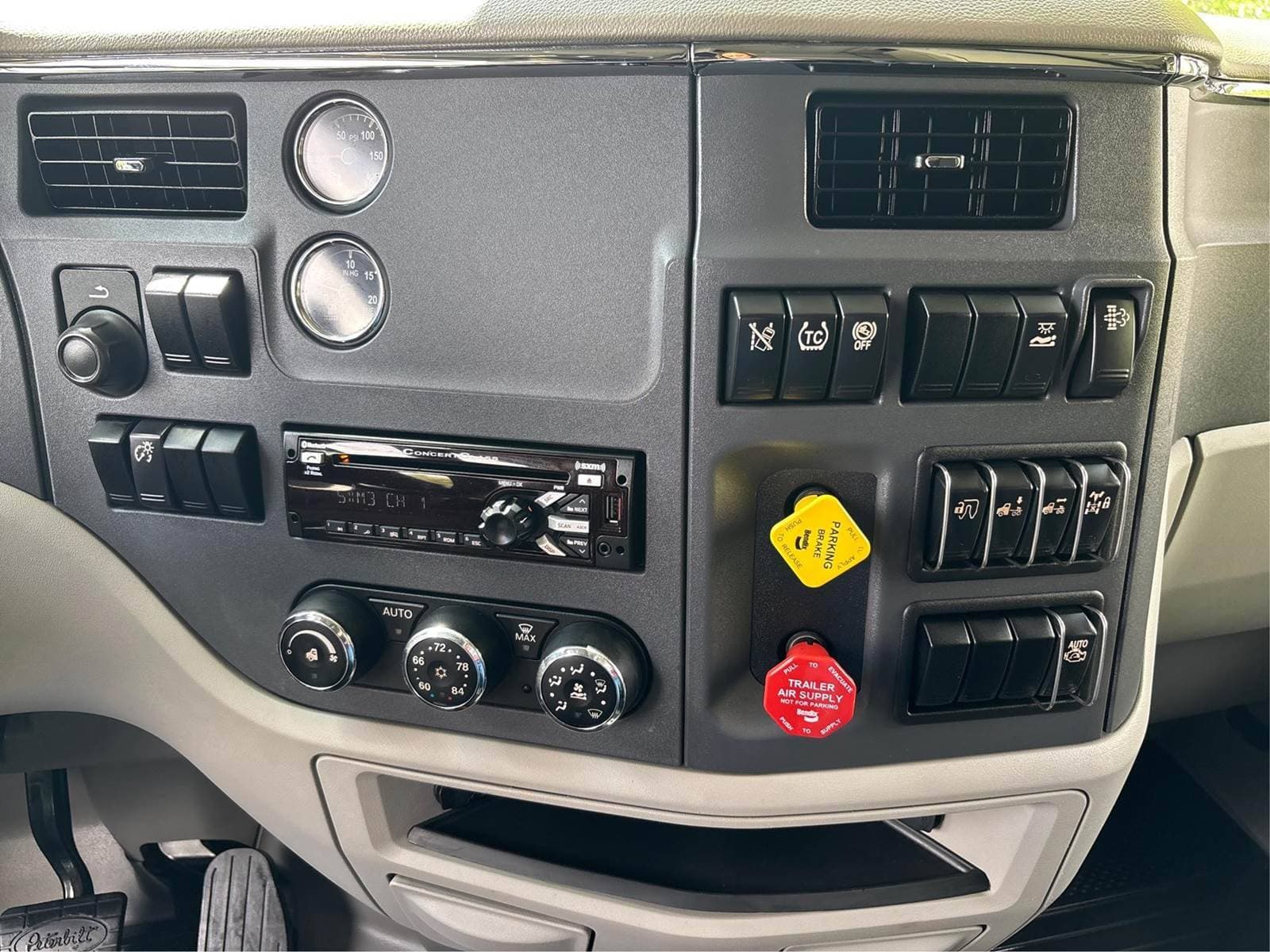 2021 Peterbilt 579 image 10
