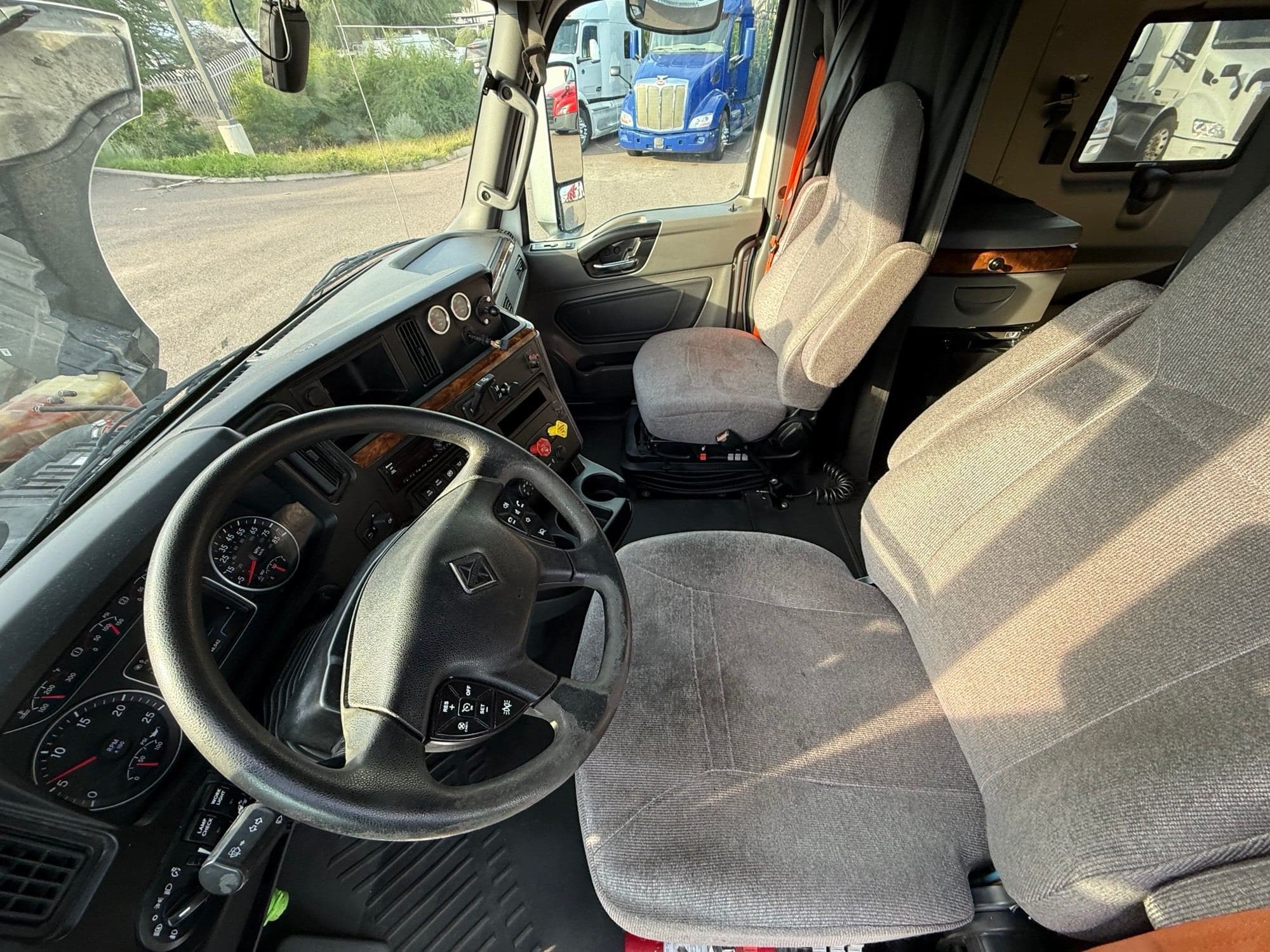 2020 International LT625 image 12