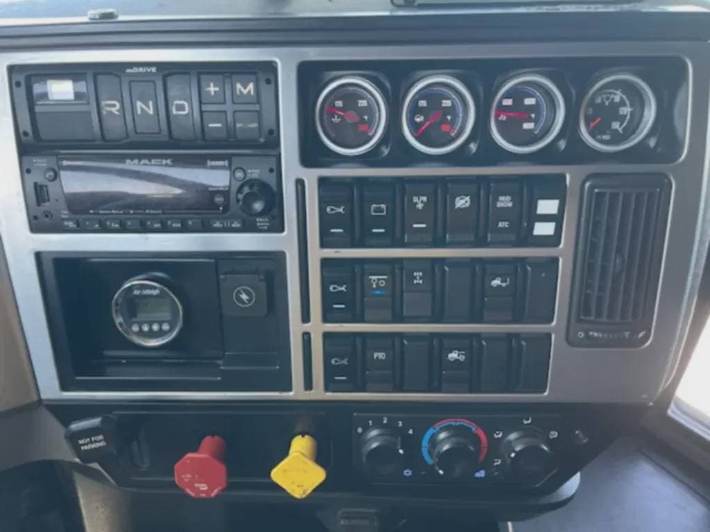 Used 2020 MACK Conventional - Sleeper Truck image 16