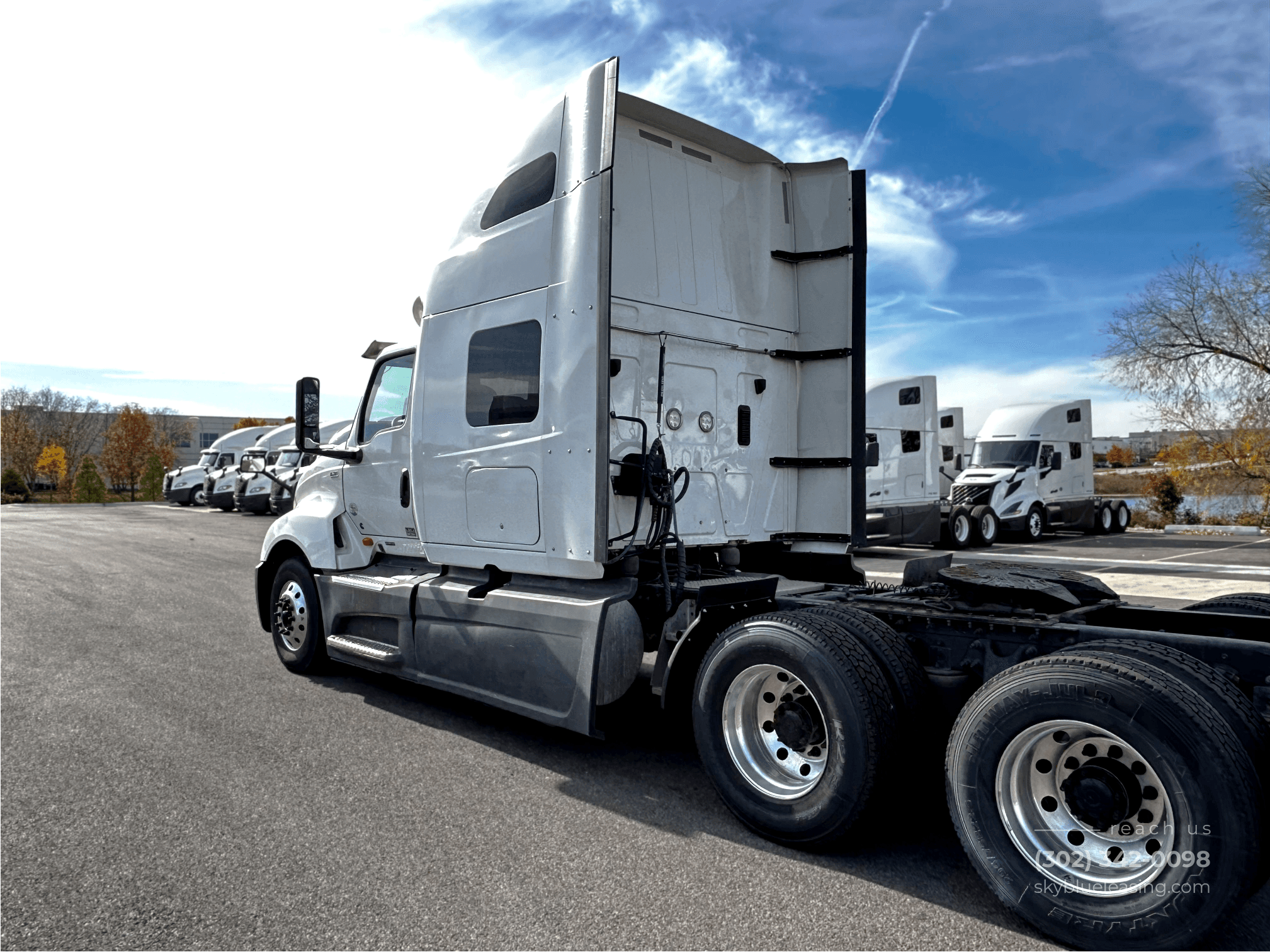 2022 International LT625 image 5