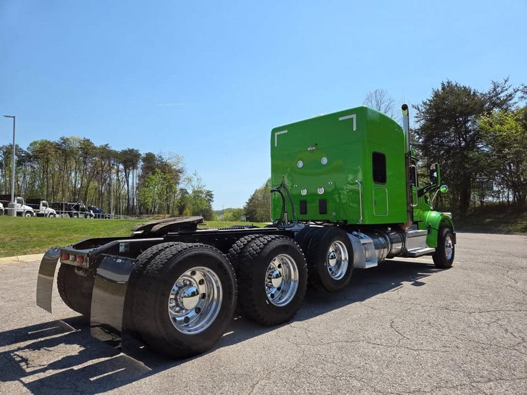 Used 2021 PETERBILT 567 image 17
