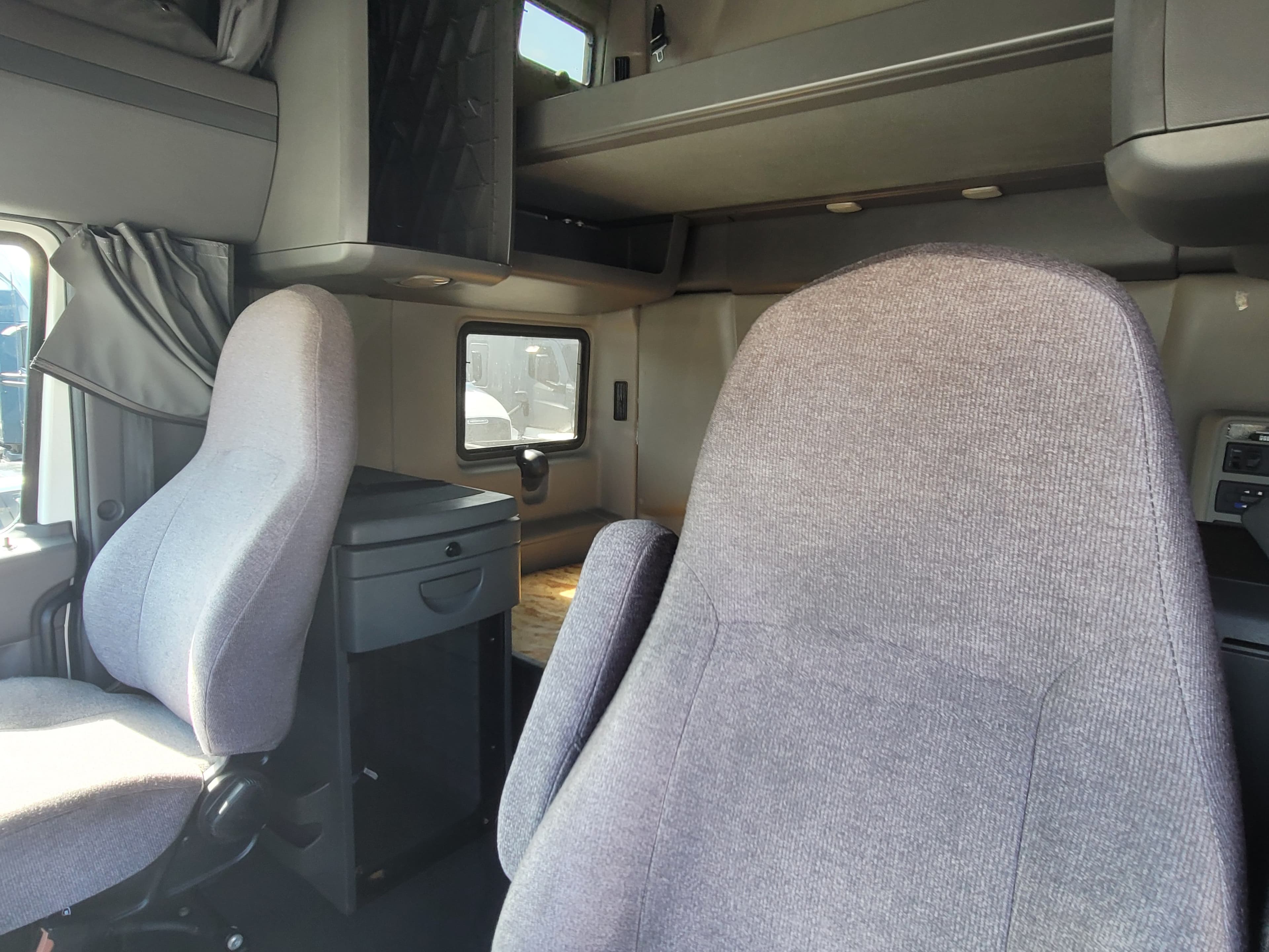 2022 International LT625 image 8