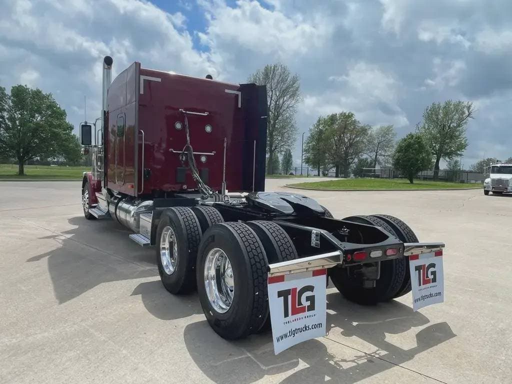 2025 Peterbilt 589 image 9