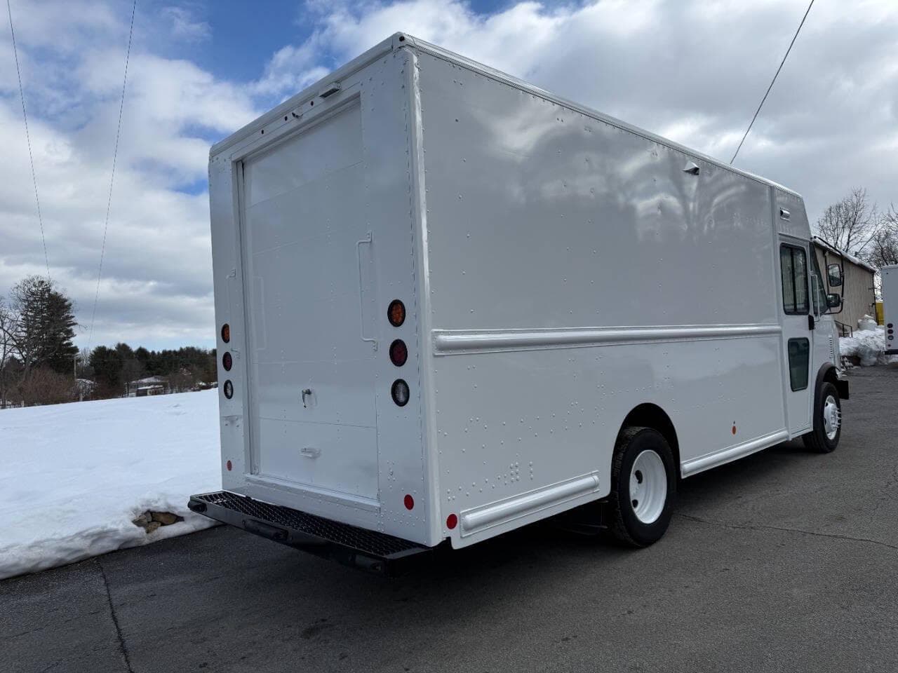 2021 Ford Stripped Chassis image 16