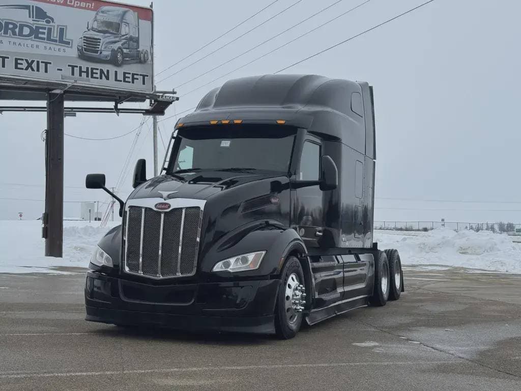 2022 Peterbilt 579 image 1
