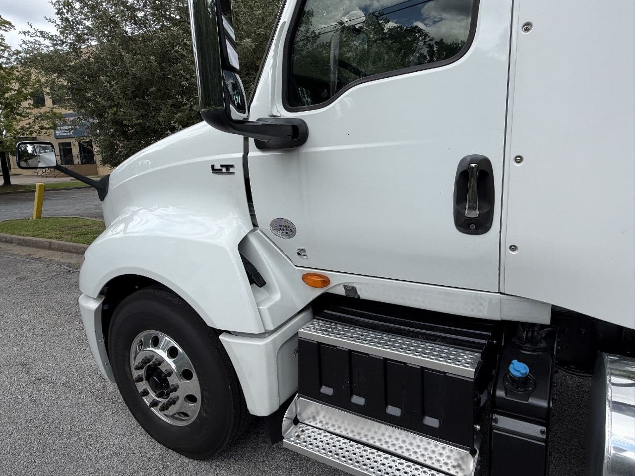 2019 International LT625 image 9