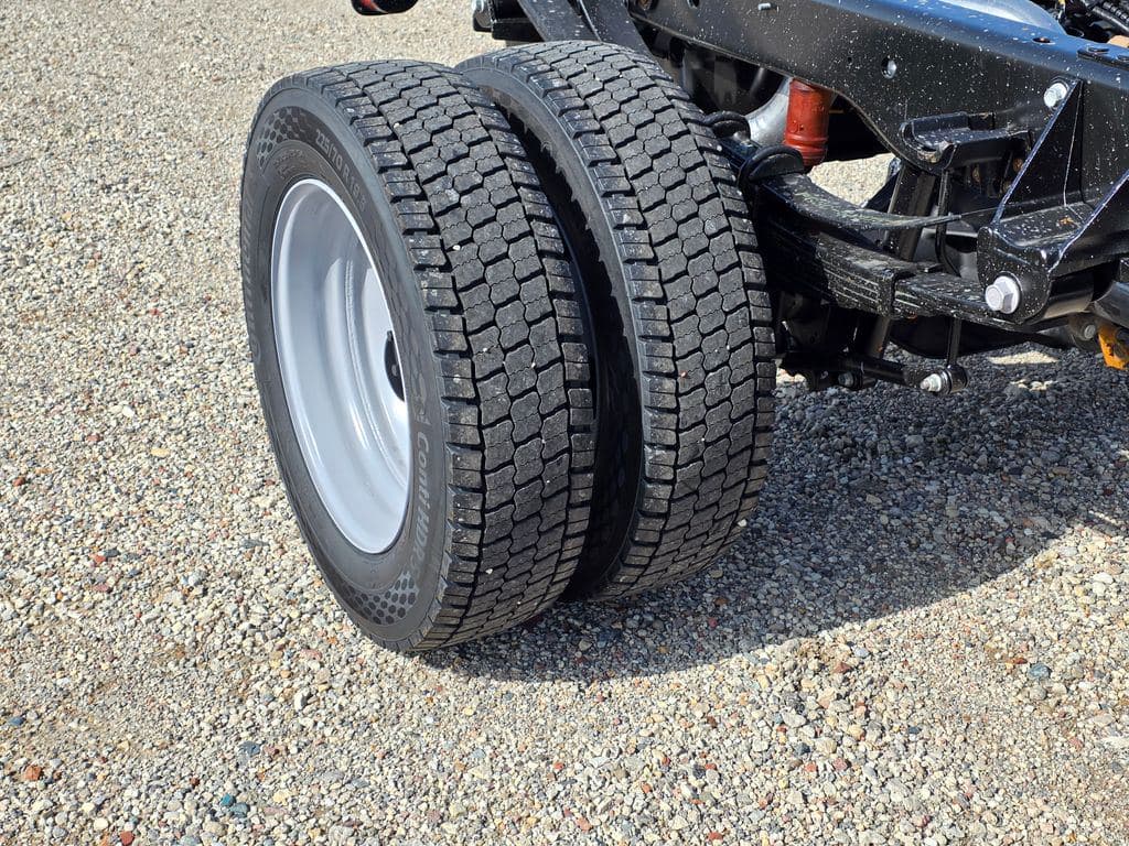 2026 Ford F-450SD XL DRW CAB CHASSIS image 11