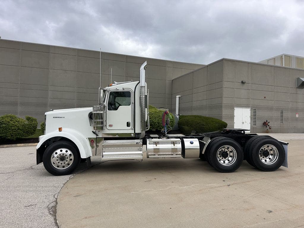 New 2027 KENWORTH W900L image 2