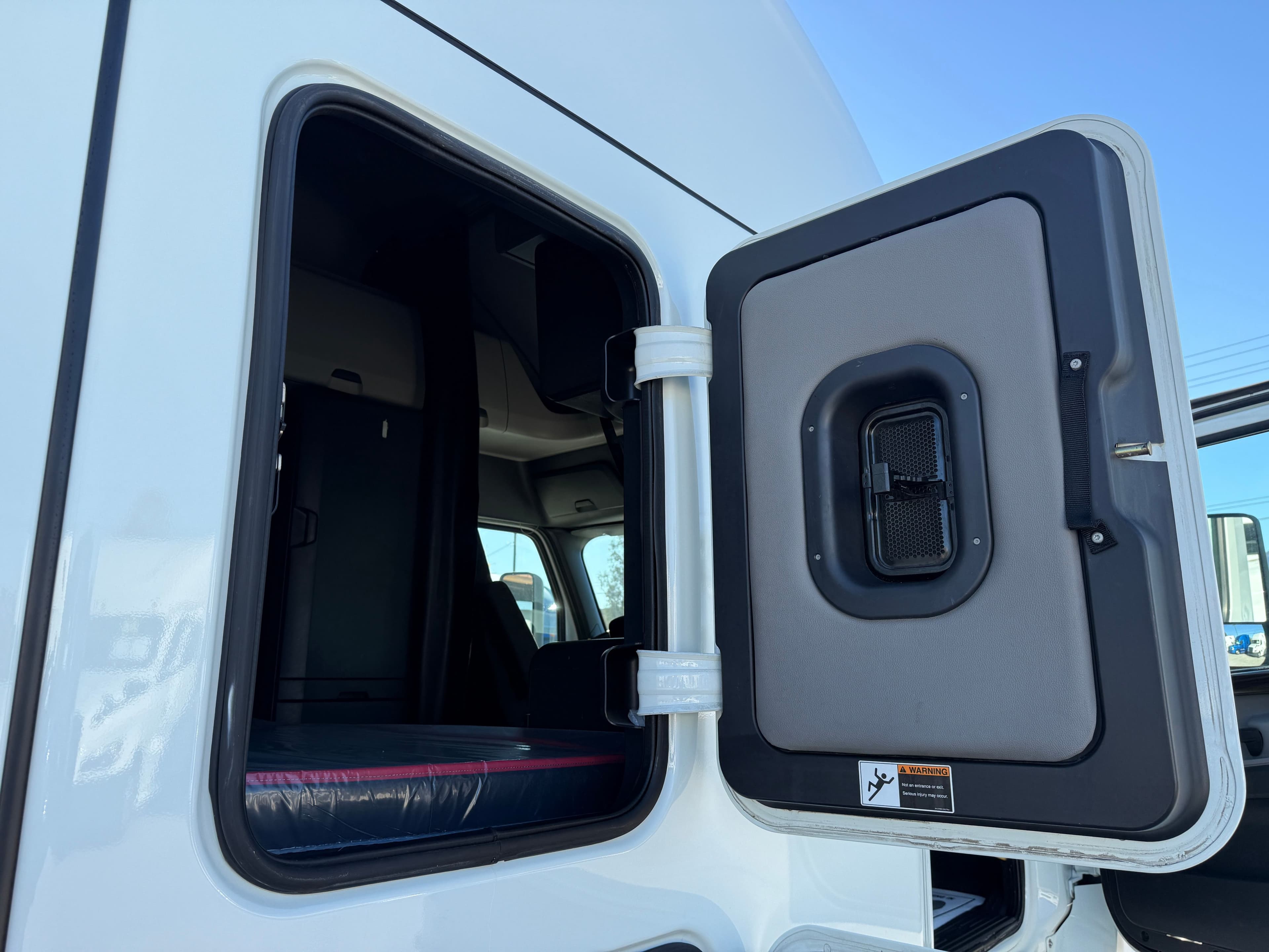 2021 Freightliner Cascadia 126 image 18