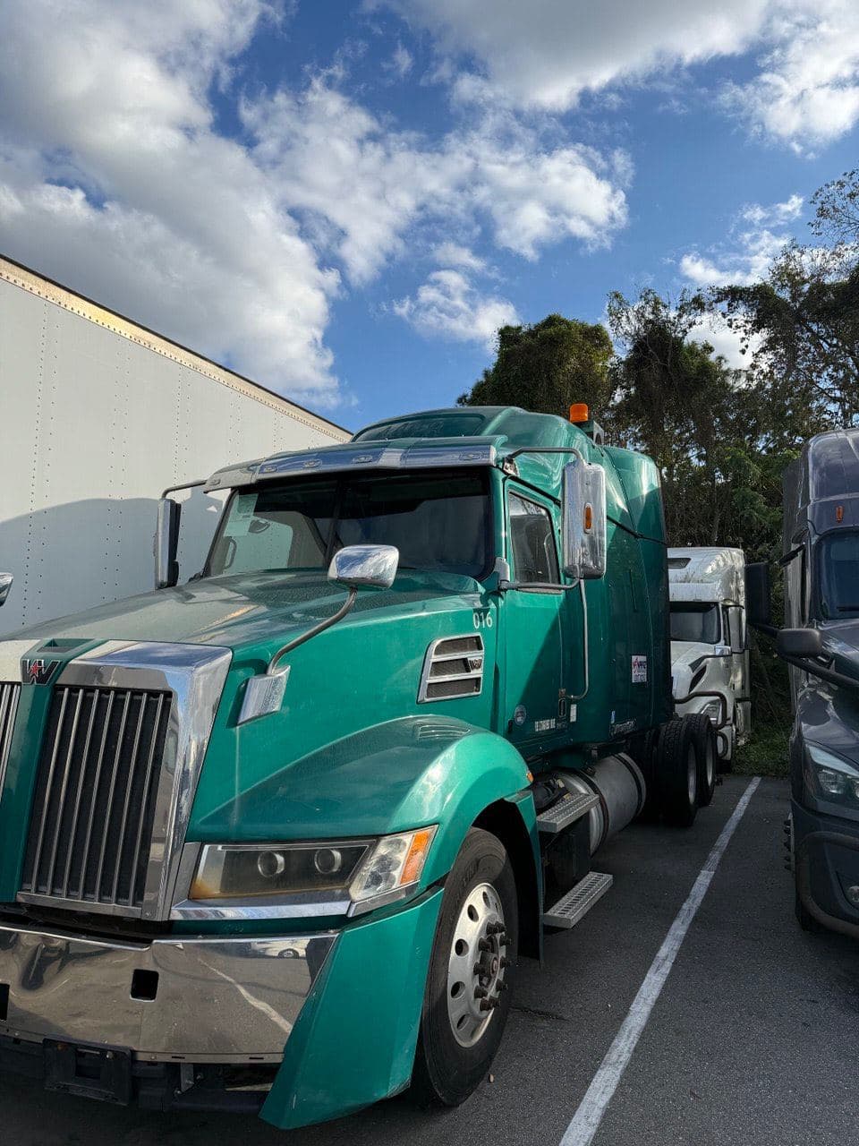 2017 Western Star 5700 image 2