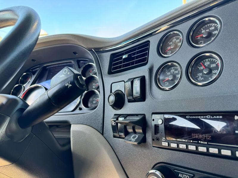 2022 Peterbilt 579 image 32