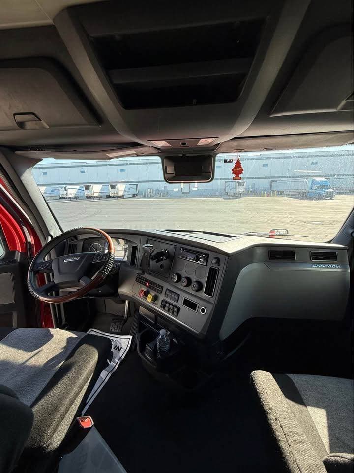 2021 Freightliner Cascadia image 7
