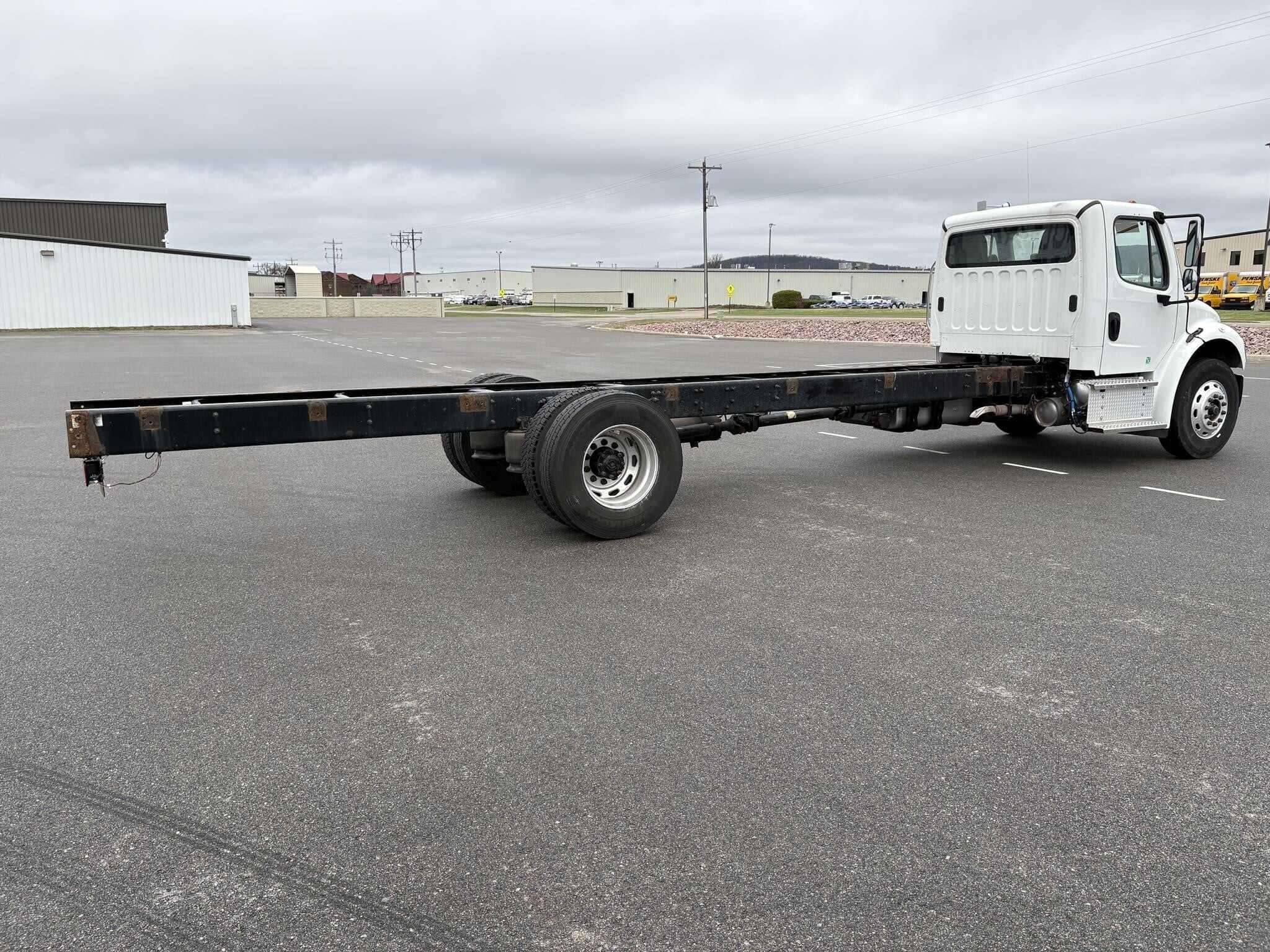 2021 Freightliner M2 image 2