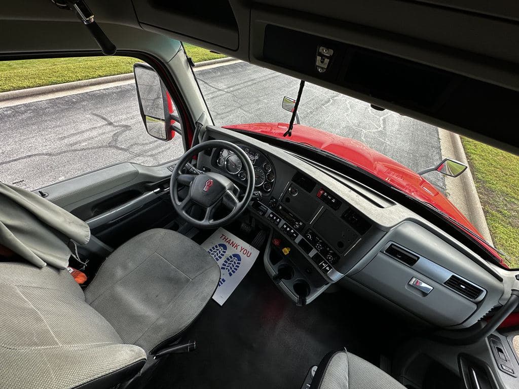 Used 2022 PETERBILT 579 image 12